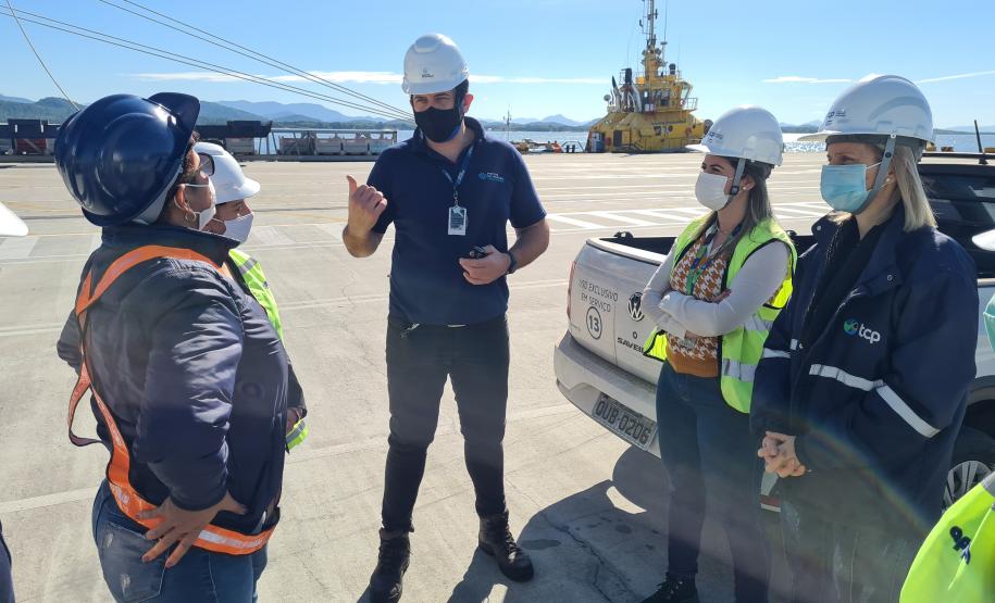 A primeira etapa de aplicação será a partir das 7 horas da manhã, em toda faixa primária, incluindo o Terminal de Contêineres de Paranaguá (TCP). A segunda etapa acontece de três a cinco dias depois. Portuários em atividade devem utilizar máscara e óculos de proteção e não manipular ou consumir alimentos.