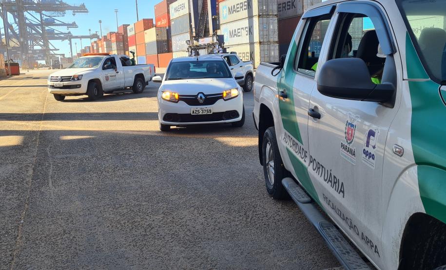 A primeira etapa de aplicação será a partir das 7 horas da manhã, em toda faixa primária, incluindo o Terminal de Contêineres de Paranaguá (TCP). A segunda etapa acontece de três a cinco dias depois. Portuários em atividade devem utilizar máscara e óculos de proteção e não manipular ou consumir alimentos.