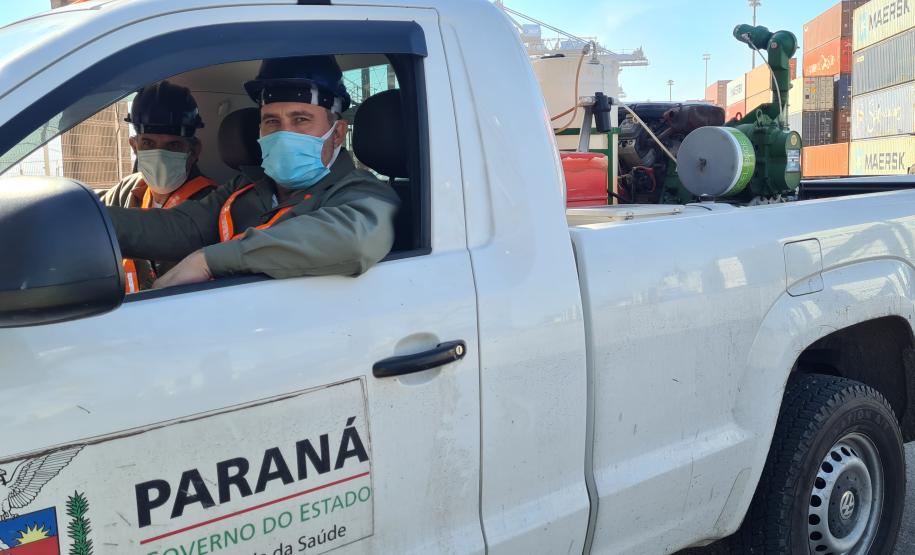 A primeira etapa de aplicação será a partir das 7 horas da manhã, em toda faixa primária, incluindo o Terminal de Contêineres de Paranaguá (TCP). A segunda etapa acontece de três a cinco dias depois. Portuários em atividade devem utilizar máscara e óculos de proteção e não manipular ou consumir alimentos.