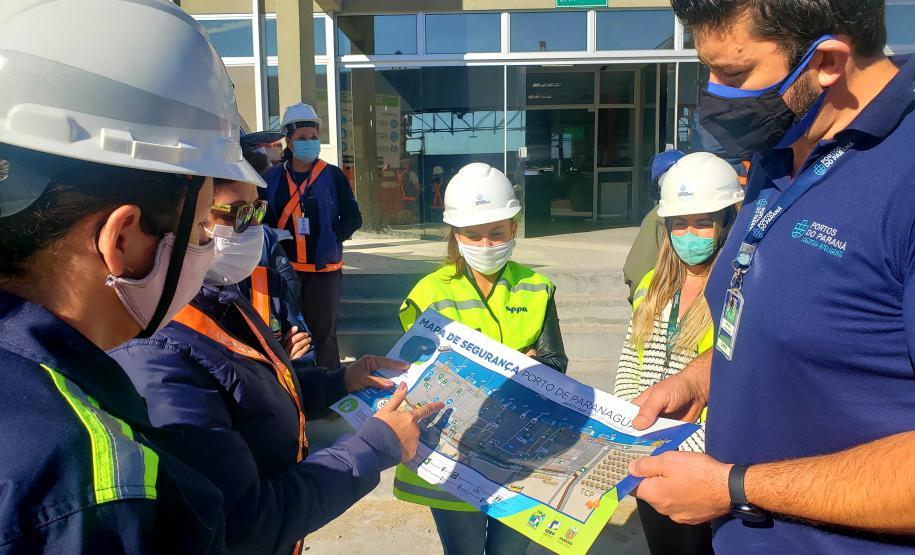 A primeira etapa de aplicação será a partir das 7 horas da manhã, em toda faixa primária, incluindo o Terminal de Contêineres de Paranaguá (TCP). A segunda etapa acontece de três a cinco dias depois. Portuários em atividade devem utilizar máscara e óculos de proteção e não manipular ou consumir alimentos.