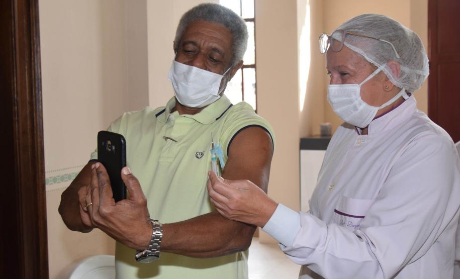 Antonina, Paranaguá e São José dos Pinhais foram os municípios contemplados com as doses. O secretário de Estado da Saúde, Beto Preto, acompanhou o início da imunização destes profissionais no Centro de Vacinação de Paranaguá.