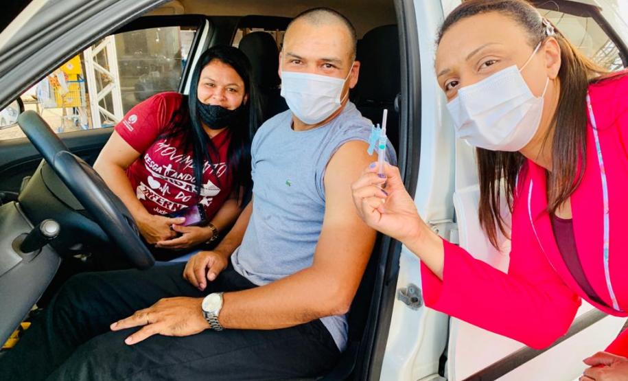 Em menos de três dias, 9,8 mil trabalhadores portuários paranaenses receberam a primeira dose da vacina contra o coronavírus, no Paraná. A vacinação, em tempo recorde, priorizou os funcionários que atuam a bordo dos navios, costado e faixa portuária.