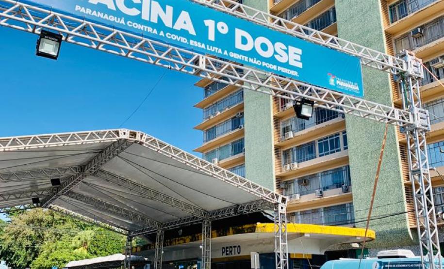 Em menos de três dias, 9,8 mil trabalhadores portuários paranaenses receberam a primeira dose da vacina contra o coronavírus, no Paraná. A vacinação, em tempo recorde, priorizou os funcionários que atuam a bordo dos navios, costado e faixa portuária.