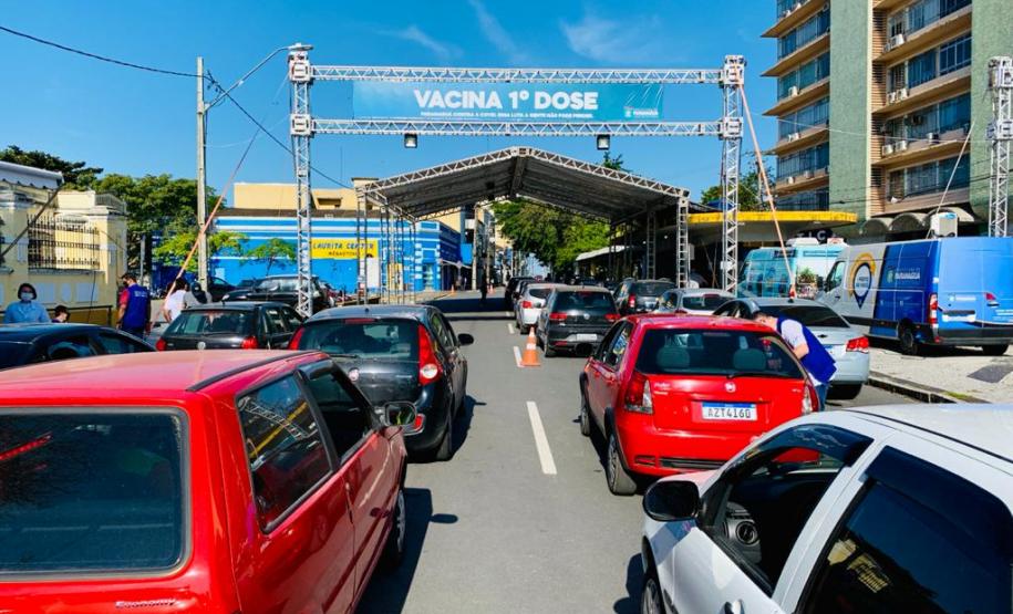 Em menos de três dias, 9,8 mil trabalhadores portuários paranaenses receberam a primeira dose da vacina contra o coronavírus, no Paraná. A vacinação, em tempo recorde, priorizou os funcionários que atuam a bordo dos navios, costado e faixa portuária.