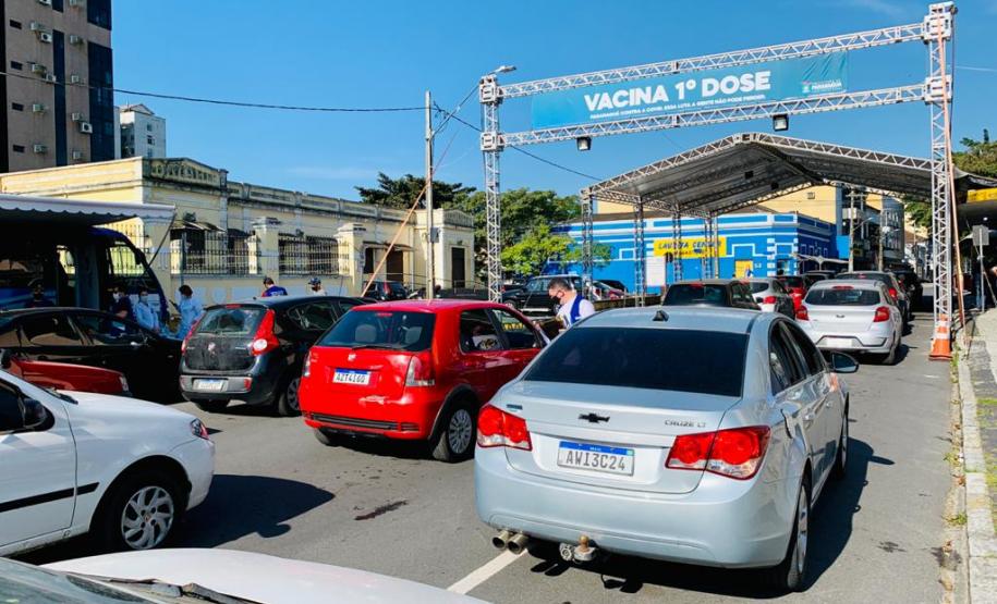 Em menos de três dias, 9,8 mil trabalhadores portuários paranaenses receberam a primeira dose da vacina contra o coronavírus, no Paraná. A vacinação, em tempo recorde, priorizou os funcionários que atuam a bordo dos navios, costado e faixa portuária.