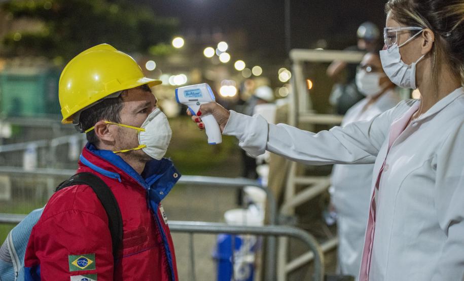 Enquanto novos imunizantes não chegam para completar o grupo, as medidas já habituais devem ser adotadas mesmo por quem já tomou a primeira dose. A estrutura de saúde, montada nos acessos ao cais, pátio de caminhões, silos e prédios administrativos seguirão atendendo, 24 horas.