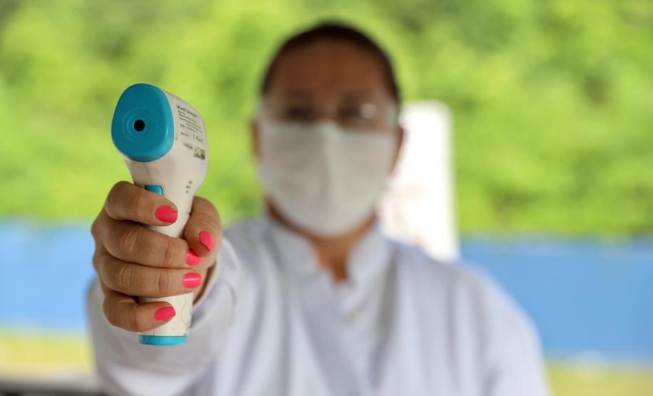 Enquanto novos imunizantes não chegam para completar o grupo, as medidas já habituais devem ser adotadas mesmo por quem já tomou a primeira dose. A estrutura de saúde, montada nos acessos ao cais, pátio de caminhões, silos e prédios administrativos seguirão atendendo, 24 horas.