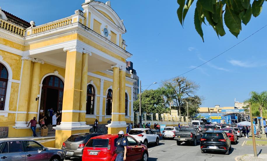 Enquanto novos imunizantes não chegam para completar o grupo, as medidas já habituais devem ser adotadas mesmo por quem já tomou a primeira dose. A estrutura de saúde, montada nos acessos ao cais, pátio de caminhões, silos e prédios administrativos seguirão atendendo, 24 horas.