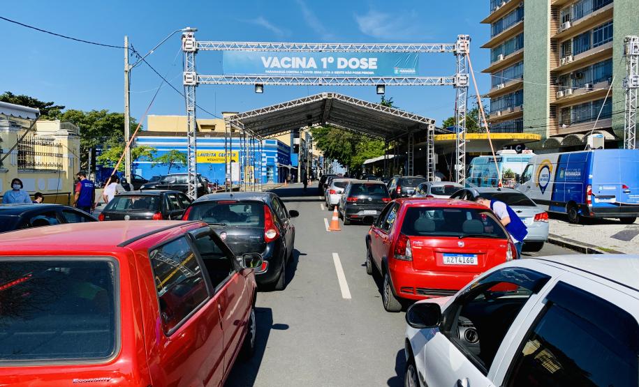 Enquanto novos imunizantes não chegam para completar o grupo, as medidas já habituais devem ser adotadas mesmo por quem já tomou a primeira dose. A estrutura de saúde, montada nos acessos ao cais, pátio de caminhões, silos e prédios administrativos seguirão atendendo, 24 horas.