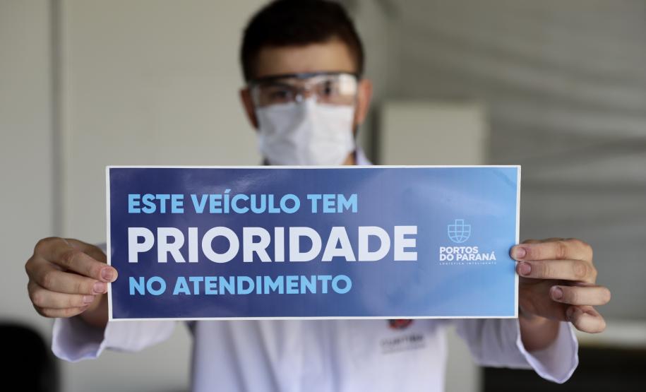 Enquanto novos imunizantes não chegam para completar o grupo, as medidas já habituais devem ser adotadas mesmo por quem já tomou a primeira dose. A estrutura de saúde, montada nos acessos ao cais, pátio de caminhões, silos e prédios administrativos seguirão atendendo, 24 horas.