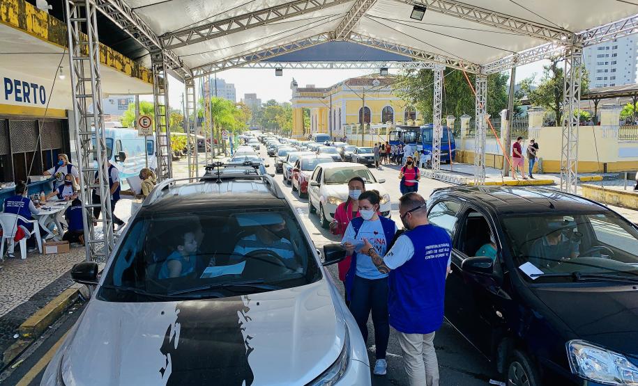 Enquanto novos imunizantes não chegam para completar o grupo, as medidas já habituais devem ser adotadas mesmo por quem já tomou a primeira dose. A estrutura de saúde, montada nos acessos ao cais, pátio de caminhões, silos e prédios administrativos seguirão atendendo, 24 horas.