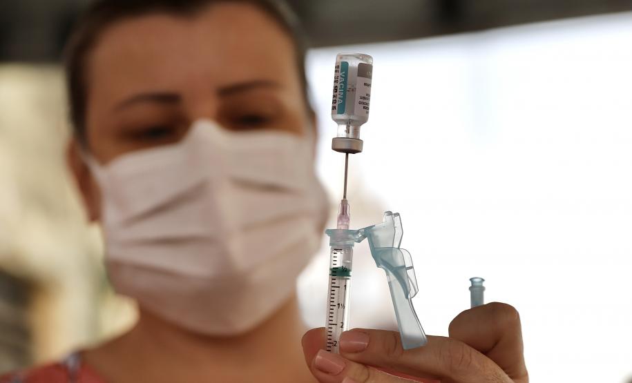 Enquanto novos imunizantes não chegam para completar o grupo, as medidas já habituais devem ser adotadas mesmo por quem já tomou a primeira dose. A estrutura de saúde, montada nos acessos ao cais, pátio de caminhões, silos e prédios administrativos seguirão atendendo, 24 horas.