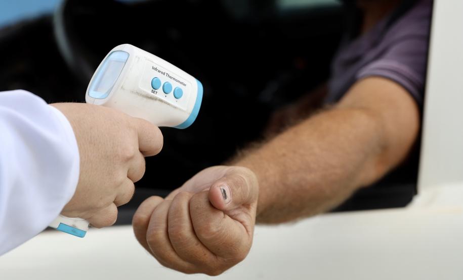 Enquanto novos imunizantes não chegam para completar o grupo, as medidas já habituais devem ser adotadas mesmo por quem já tomou a primeira dose. A estrutura de saúde, montada nos acessos ao cais, pátio de caminhões, silos e prédios administrativos seguirão atendendo, 24 horas.