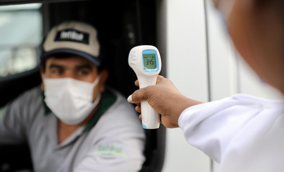 Enquanto novos imunizantes não chegam para completar o grupo, as medidas já habituais devem ser adotadas mesmo por quem já tomou a primeira dose. A estrutura de saúde, montada nos acessos ao cais, pátio de caminhões, silos e prédios administrativos seguirão atendendo, 24 horas.