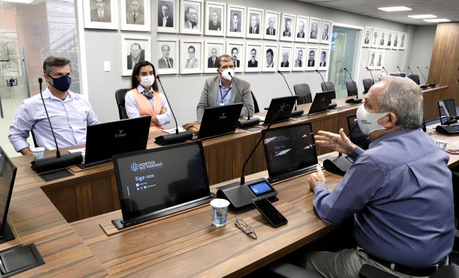 O diretor-geral Eduardo Nery e a diretora interina Gabriela Costa conheceram os planos de ampliação do terminal paranaense e o sistema do Corredor de Exportações, único no Brasil.