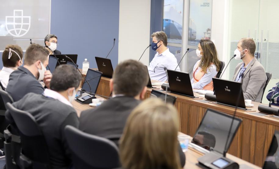 O diretor-geral Eduardo Nery e a diretora interina Gabriela Costa conheceram os planos de ampliação do terminal paranaense e o sistema do Corredor de Exportações, único no Brasil.