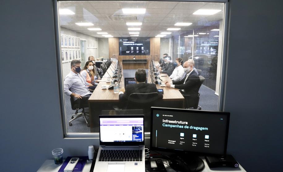 O diretor-geral Eduardo Nery e a diretora interina Gabriela Costa conheceram os planos de ampliação do terminal paranaense e o sistema do Corredor de Exportações, único no Brasil.