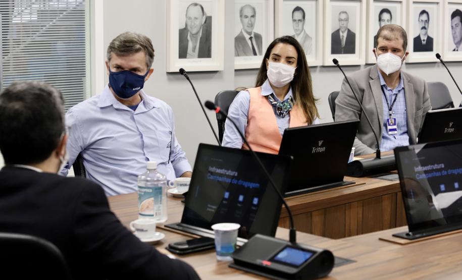 O diretor-geral Eduardo Nery e a diretora interina Gabriela Costa conheceram os planos de ampliação do terminal paranaense e o sistema do Corredor de Exportações, único no Brasil.