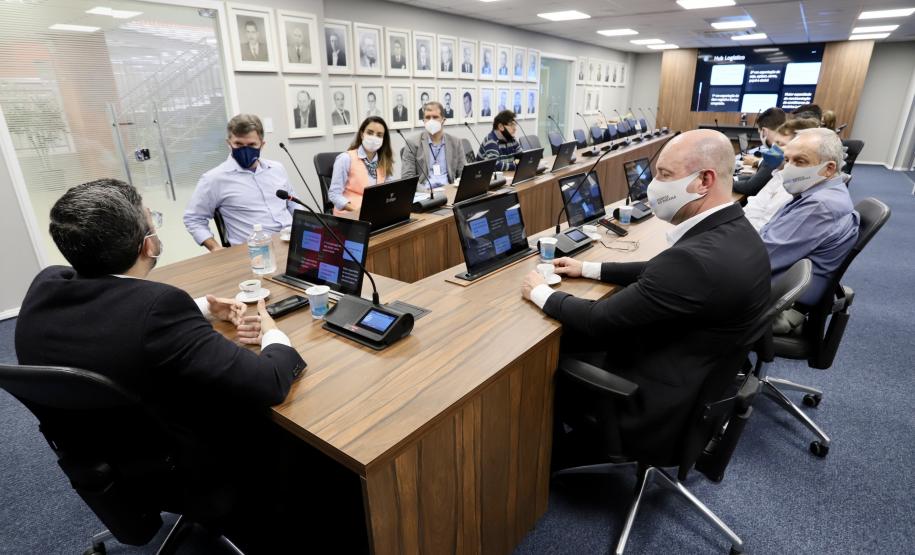 O diretor-geral Eduardo Nery e a diretora interina Gabriela Costa conheceram os planos de ampliação do terminal paranaense e o sistema do Corredor de Exportações, único no Brasil.