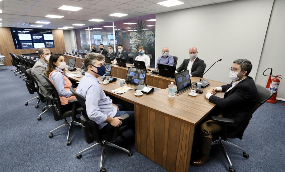 O diretor-geral Eduardo Nery e a diretora interina Gabriela Costa conheceram os planos de ampliação do terminal paranaense e o sistema do Corredor de Exportações, único no Brasil.