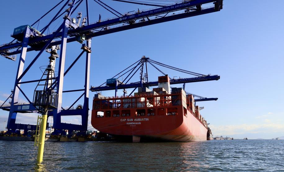 Empresa pública finaliza nesta semana a implantação de boias articuladas de sinalização náutica no Canal do Surdinho, acesso alternativo ao Porto de Paranaguá.