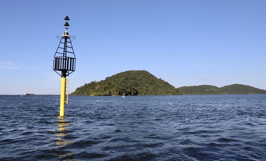 Empresa pública finaliza nesta semana a implantação de boias articuladas de sinalização náutica no Canal do Surdinho, acesso alternativo ao Porto de Paranaguá.