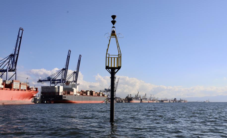 Empresa pública finaliza nesta semana a implantação de boias articuladas de sinalização náutica no Canal do Surdinho, acesso alternativo ao Porto de Paranaguá.
