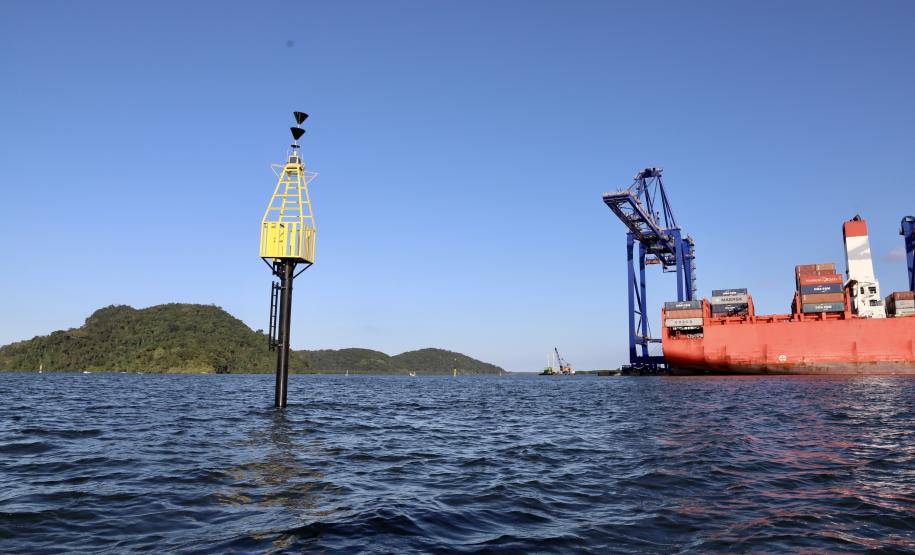 Empresa pública finaliza nesta semana a implantação de boias articuladas de sinalização náutica no Canal do Surdinho, acesso alternativo ao Porto de Paranaguá.