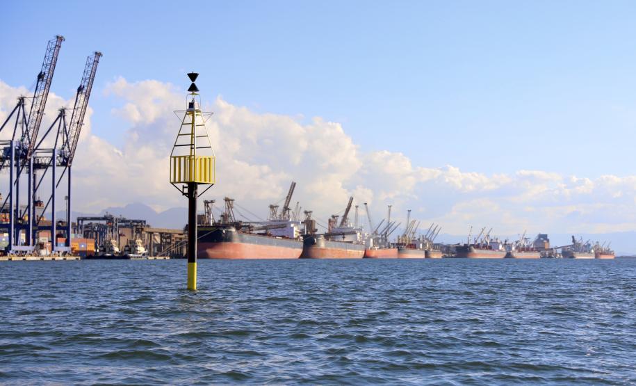 Empresa pública finaliza nesta semana a implantação de boias articuladas de sinalização náutica no Canal do Surdinho, acesso alternativo ao Porto de Paranaguá.