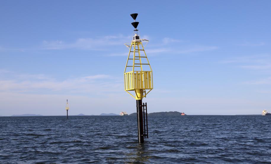 Empresa pública finaliza nesta semana a implantação de boias articuladas de sinalização náutica no Canal do Surdinho, acesso alternativo ao Porto de Paranaguá.