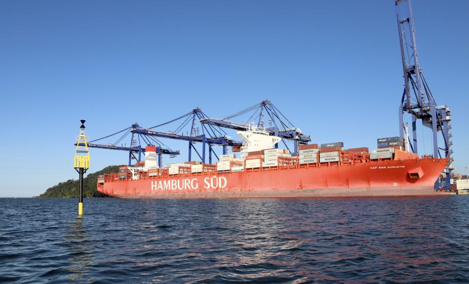 Empresa pública finaliza nesta semana a implantação de boias articuladas de sinalização náutica no Canal do Surdinho, acesso alternativo ao Porto de Paranaguá.