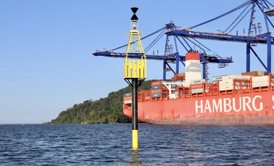 Empresa pública finaliza nesta semana a implantação de boias articuladas de sinalização náutica no Canal do Surdinho, acesso alternativo ao Porto de Paranaguá.