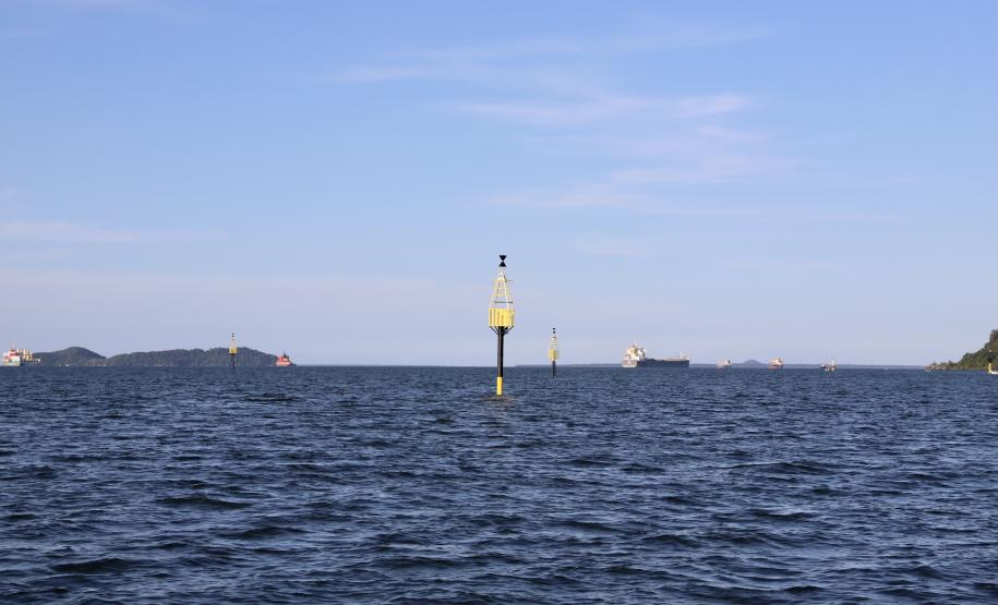 Empresa pública finaliza nesta semana a implantação de boias articuladas de sinalização náutica no Canal do Surdinho, acesso alternativo ao Porto de Paranaguá.