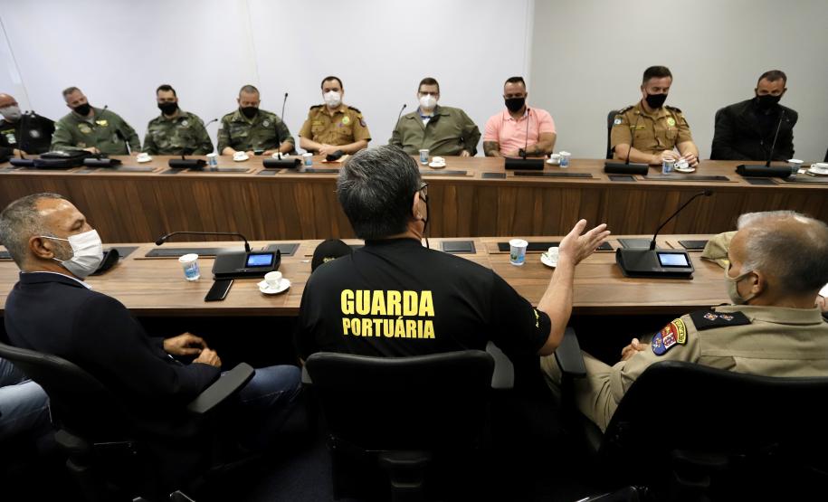 Operações tem o objetivo de enfraquecer crimes que envolvem as cargas destinadas ao Porto de Paranaguá. Objetivo é padronizar as ações contra crimes na área portuária, principalmente as vazadas – em que criminosos abrem as bicas dos caminhões de grãos para roubar a carga.