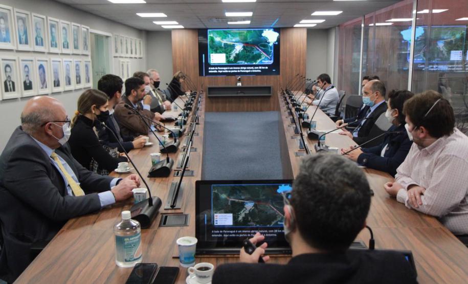 Representantes do Governo Federal visitaram nesta terça-feira (22) o Porto de Paranaguá para conhecer a estrutura de armazenagem e embarque. Os técnicos avaliam as melhores alternativas para o acesso à cidade a partir da construção da Nova Ferroeste.