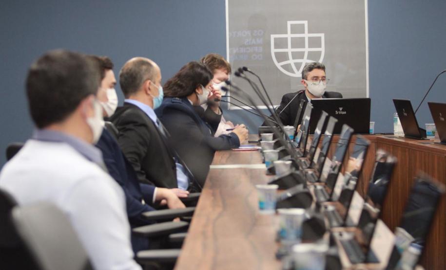 Representantes do Governo Federal visitaram nesta terça-feira (22) o Porto de Paranaguá para conhecer a estrutura de armazenagem e embarque. Os técnicos avaliam as melhores alternativas para o acesso à cidade a partir da construção da Nova Ferroeste.