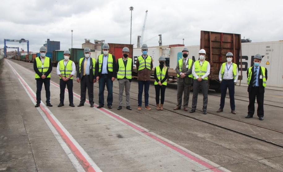 Representantes do Governo Federal visitaram nesta terça-feira (22) o Porto de Paranaguá para conhecer a estrutura de armazenagem e embarque. Os técnicos avaliam as melhores alternativas para o acesso à cidade a partir da construção da Nova Ferroeste.