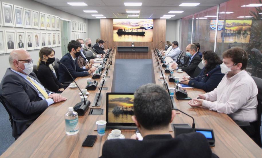 Representantes do Governo Federal visitaram nesta terça-feira (22) o Porto de Paranaguá para conhecer a estrutura de armazenagem e embarque. Os técnicos avaliam as melhores alternativas para o acesso à cidade a partir da construção da Nova Ferroeste.