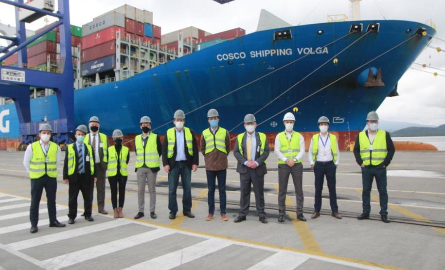 Representantes do Governo Federal visitaram nesta terça-feira (22) o Porto de Paranaguá para conhecer a estrutura de armazenagem e embarque. Os técnicos avaliam as melhores alternativas para o acesso à cidade a partir da construção da Nova Ferroeste.