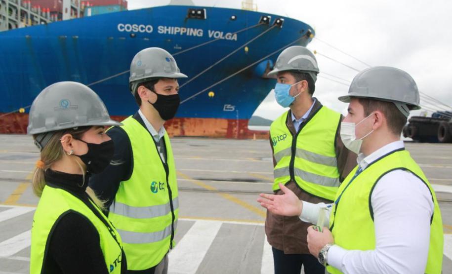 Representantes do Governo Federal visitaram nesta terça-feira (22) o Porto de Paranaguá para conhecer a estrutura de armazenagem e embarque. Os técnicos avaliam as melhores alternativas para o acesso à cidade a partir da construção da Nova Ferroeste.