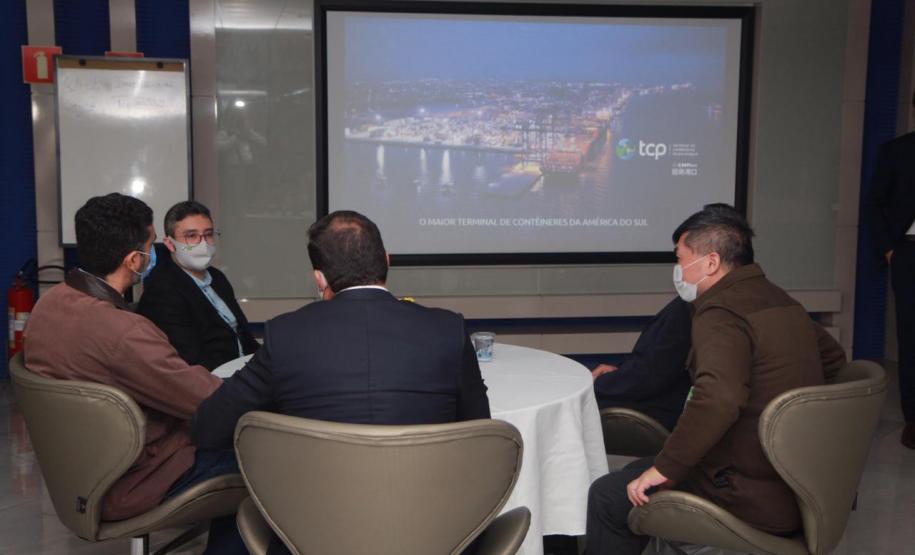 Representantes do Governo Federal visitaram nesta terça-feira (22) o Porto de Paranaguá para conhecer a estrutura de armazenagem e embarque. Os técnicos avaliam as melhores alternativas para o acesso à cidade a partir da construção da Nova Ferroeste.