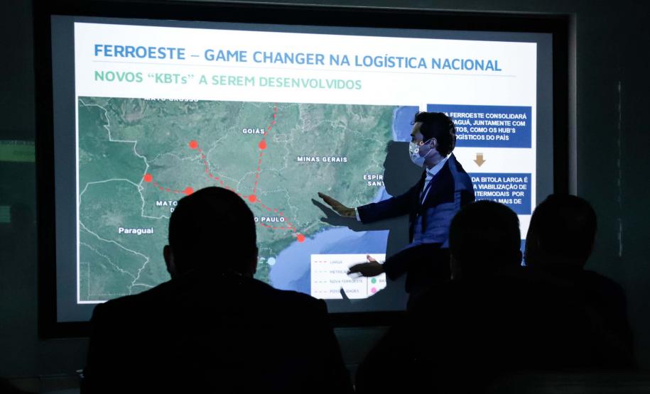 Representantes do Governo Federal visitaram nesta terça-feira (22) o Porto de Paranaguá para conhecer a estrutura de armazenagem e embarque. Os técnicos avaliam as melhores alternativas para o acesso à cidade a partir da construção da Nova Ferroeste.