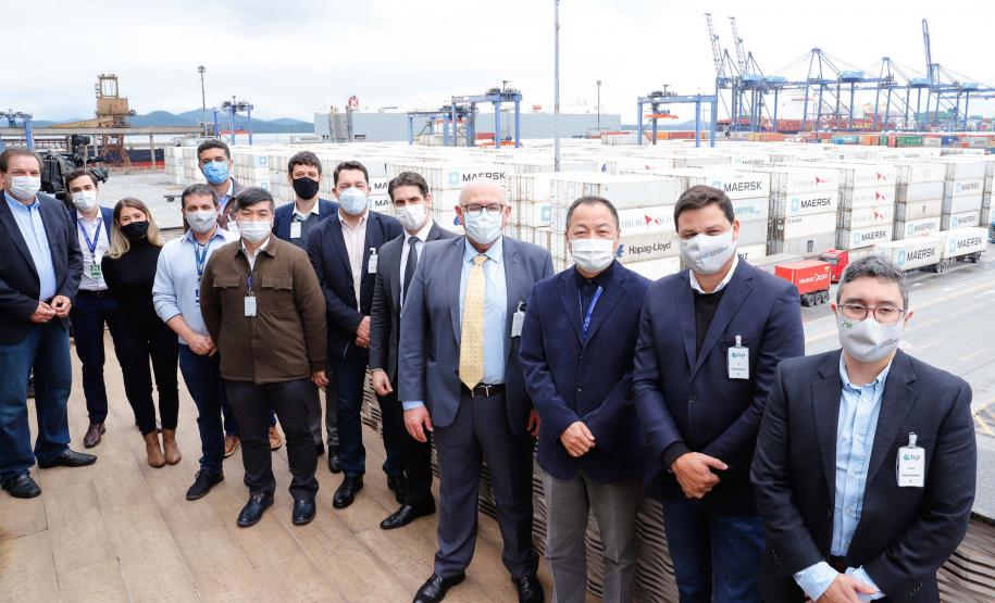 Representantes do Governo Federal visitaram nesta terça-feira (22) o Porto de Paranaguá para conhecer a estrutura de armazenagem e embarque. Os técnicos avaliam as melhores alternativas para o acesso à cidade a partir da construção da Nova Ferroeste.