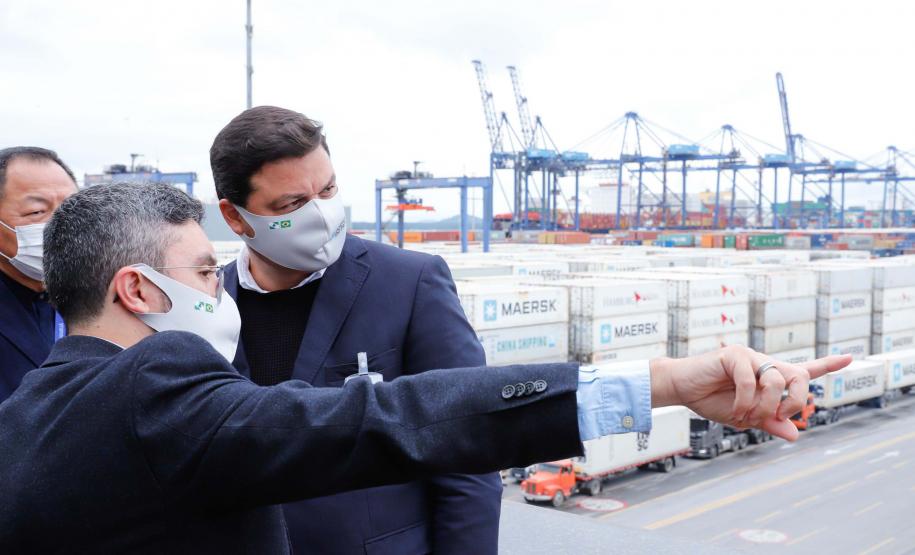 Representantes do Governo Federal visitaram nesta terça-feira (22) o Porto de Paranaguá para conhecer a estrutura de armazenagem e embarque. Os técnicos avaliam as melhores alternativas para o acesso à cidade a partir da construção da Nova Ferroeste.