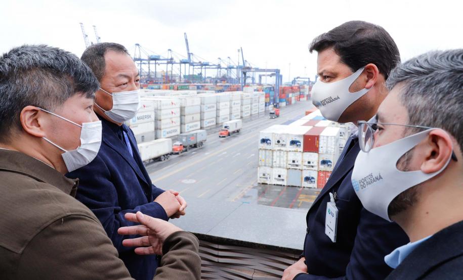 Representantes do Governo Federal visitaram nesta terça-feira (22) o Porto de Paranaguá para conhecer a estrutura de armazenagem e embarque. Os técnicos avaliam as melhores alternativas para o acesso à cidade a partir da construção da Nova Ferroeste.