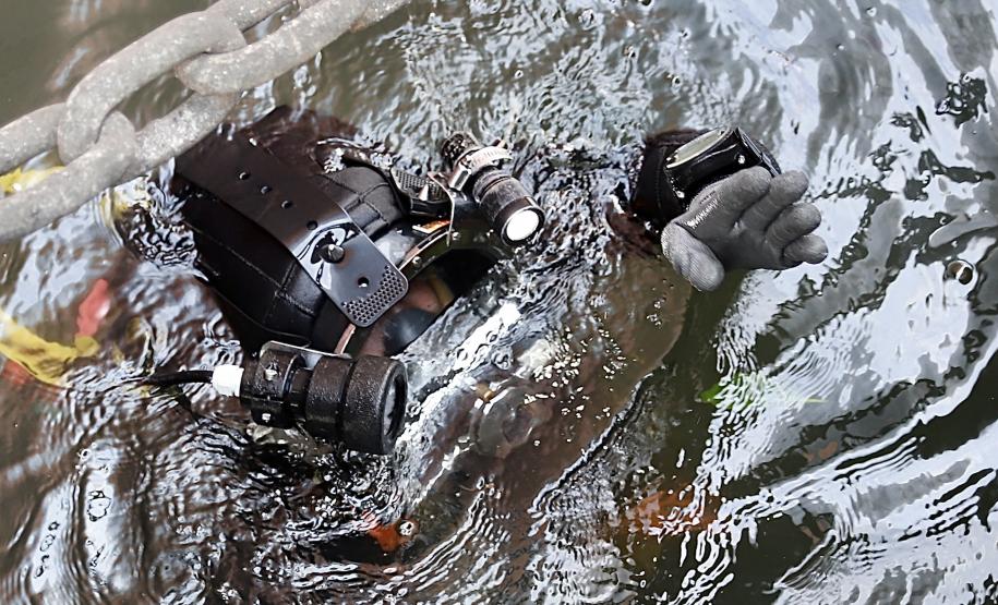 Serviços de mergulho especializado tiveram início nesta semana. Trabalho será realizado em toda extensão da faixa primária, dos berços 201 ao 218 e até o píer público de granéis líquidos. Investimento da Portos do Paraná é de R$ 2,8 milhões.