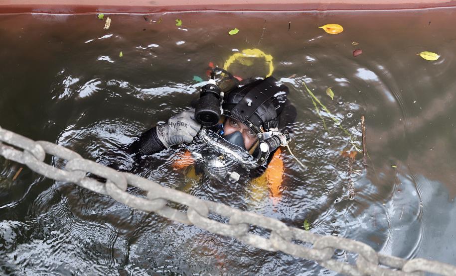 Serviços de mergulho especializado tiveram início nesta semana. Trabalho será realizado em toda extensão da faixa primária, dos berços 201 ao 218 e até o píer público de granéis líquidos. Investimento da Portos do Paraná é de R$ 2,8 milhões.