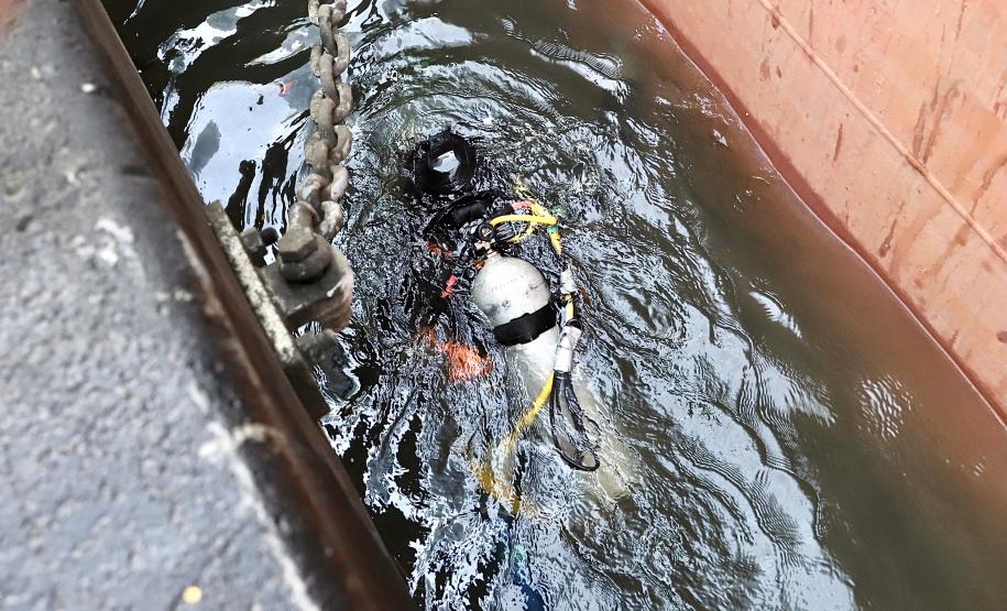 Serviços de mergulho especializado tiveram início nesta semana. Trabalho será realizado em toda extensão da faixa primária, dos berços 201 ao 218 e até o píer público de granéis líquidos. Investimento da Portos do Paraná é de R$ 2,8 milhões.