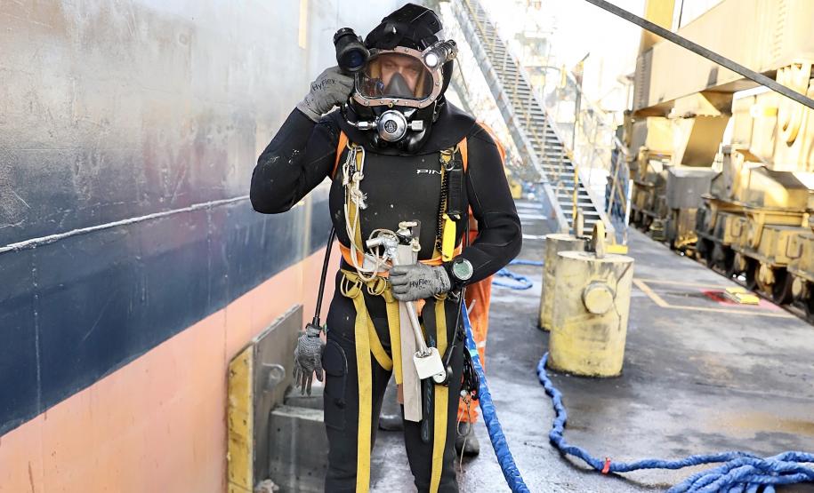 Serviços de mergulho especializado tiveram início nesta semana. Trabalho será realizado em toda extensão da faixa primária, dos berços 201 ao 218 e até o píer público de granéis líquidos. Investimento da Portos do Paraná é de R$ 2,8 milhões.