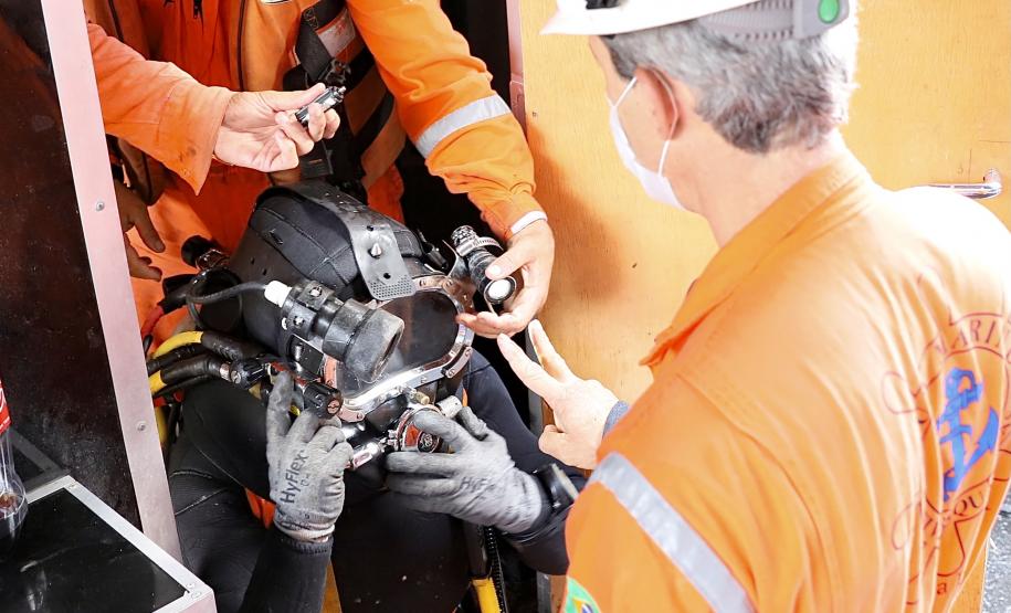 Serviços de mergulho especializado tiveram início nesta semana. Trabalho será realizado em toda extensão da faixa primária, dos berços 201 ao 218 e até o píer público de granéis líquidos. Investimento da Portos do Paraná é de R$ 2,8 milhões.